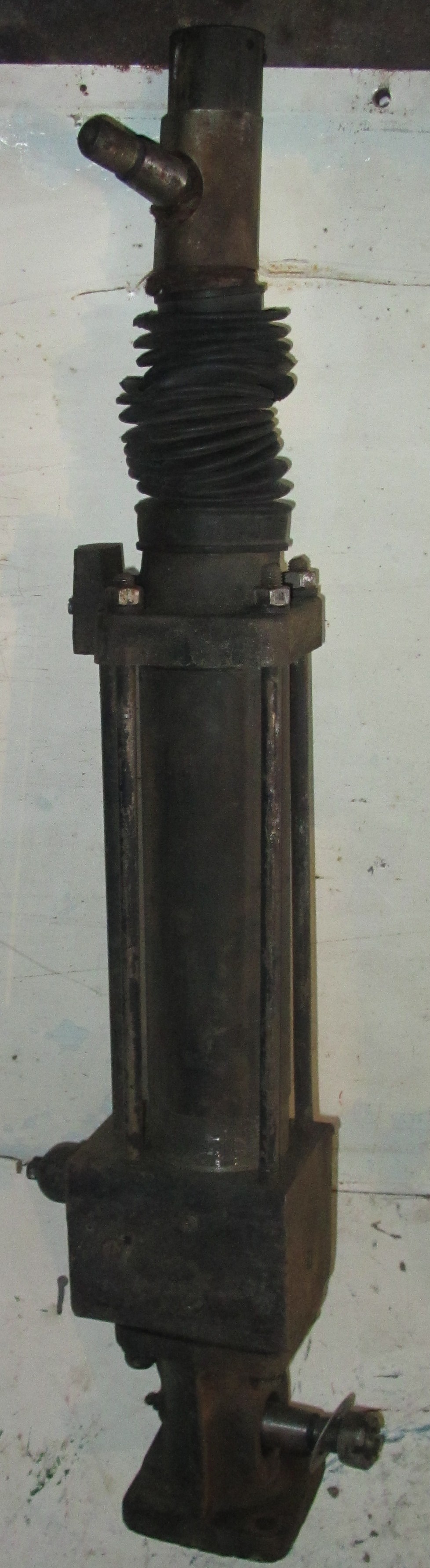 Гидроусилитель рулевого управления львовского автопогрузчика АП-4014 ЛЗА, 4045 Гидроцилиндр рулевого управления старого образца. Применяется на вилочных погрузчиках 4045, автопогрузчиках 4043  с двигателем ГАЗ-52. Установлен АП-4045, 4014 (старого образца). Диаметр штока 22 мм. 